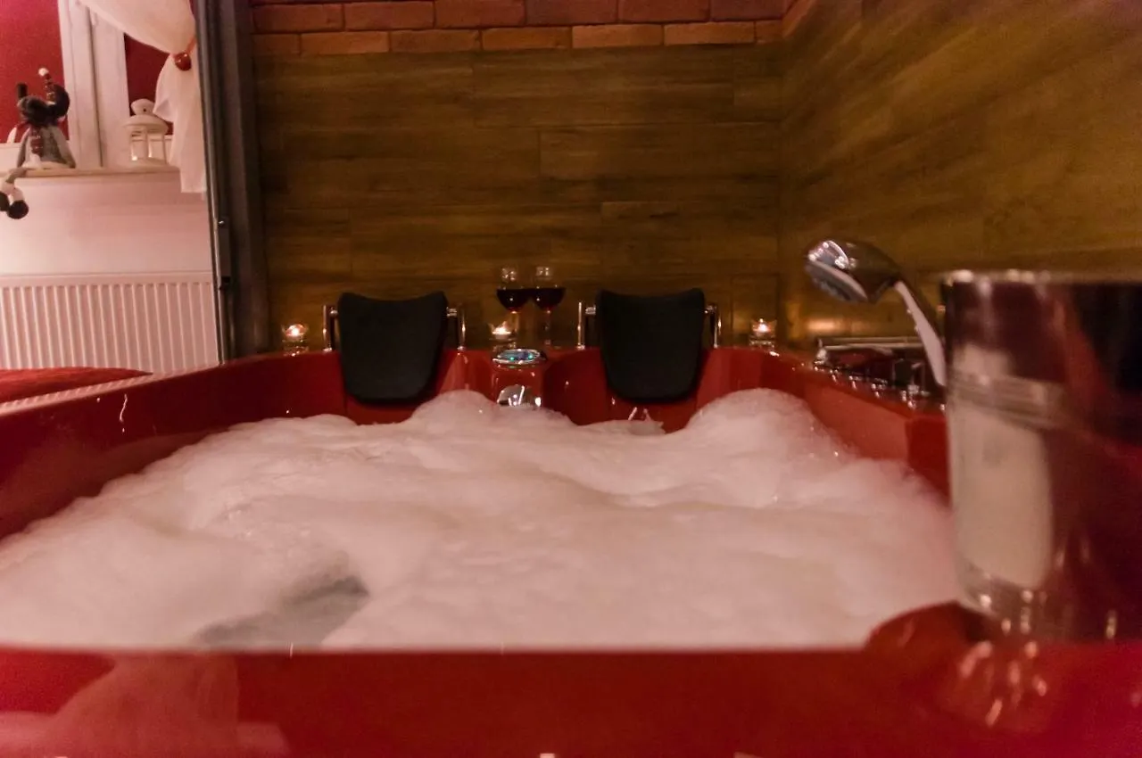 קרקוב Jacuzzi Apartment Red
